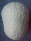 La tête de mannequin, deuxième étape, recouverte de papier blanc