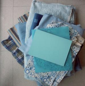 Tissus et papiers bleus utilisés pour le colis de Diedoucka