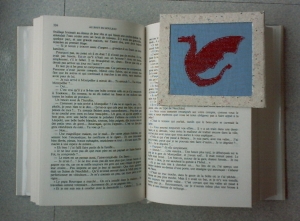Le marque-page dragon en situation sur un livre