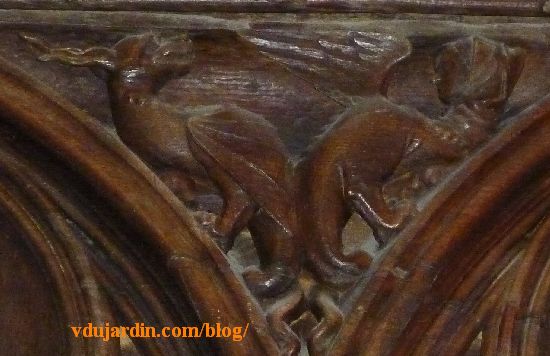 Stalles de la cathédrale de Poitiers, deux dragons dos à dos