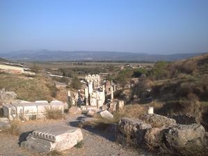 Le site d'Éphèse avec la bibliothèque au fond, en bas