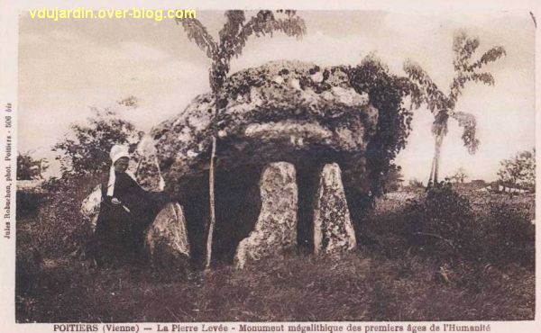 Poitiers, carte postale ancienne, une dame en coiffe près du dolmen