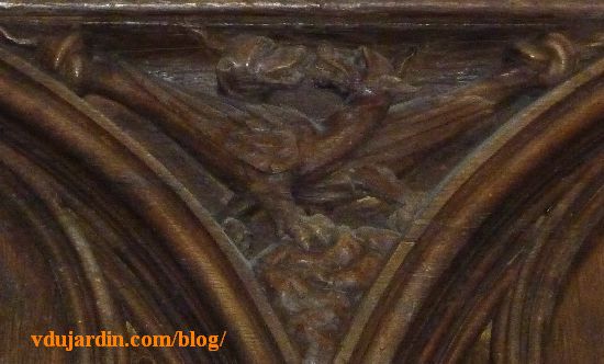 Stalles de la cathédrale de Poitiers, deux dragons aux cous entrelacés