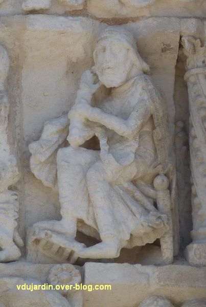Poitiers, façade de Notre-Dame-la-Grande, le bain du Christ et Joseph, 2, Joseph assis