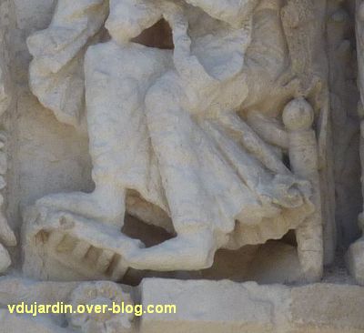 Poitiers, façade de Notre-Dame-la-Grande, le bain du Christ et Joseph, 3, les pieds de Joseph