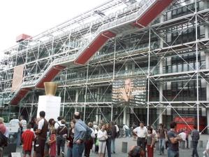 La façade du centre Pompidou le 17 août 2008