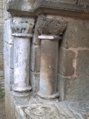 Poitiers, Saint-Hilaire. Les colonnes ouest du tombeau de Constantin de Melle