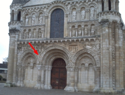 Poisiton de la sirène sur la façade de Noter-Dame-la-Grande à Poitiers
