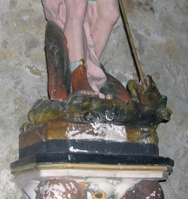 Saint Michel terrassant le dragon, statue, d'étail du dragon, église Saint-Nicolas de Civray (Vienne)