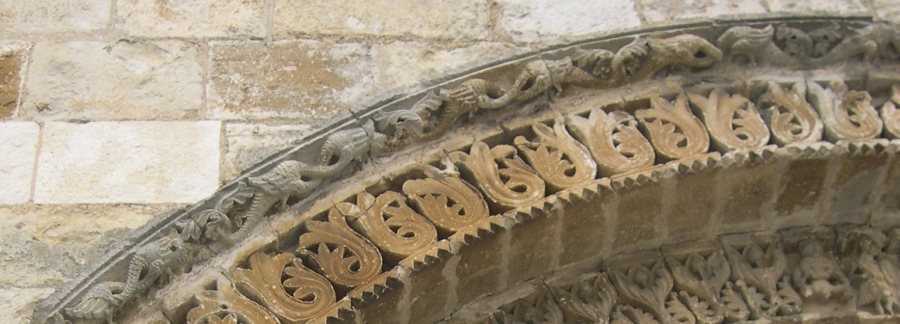 Eglise Saint-Nicolas de Civray (Vienne), façade occidentale, dragons de l'arcature sud