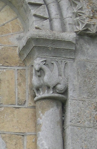 Eglise Saint-Nicolas de Civray (Vienne), chevet, abside, baie nord, un dragon