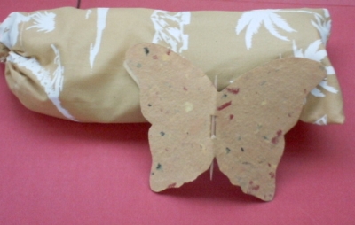 Papillon en papier recyclé, ailes ouvertes