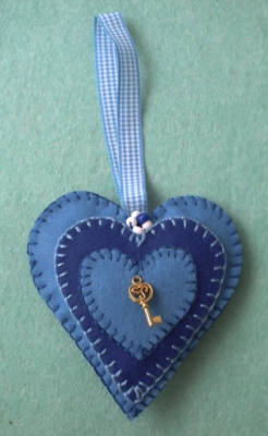 L'envoi de Cathdragon pour mon anniversaire : le coeur en feutrine bleue