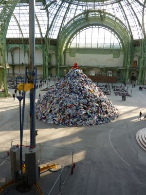 Christian Boltanski (Monumenta 2010) : la pyramide de vêtements, pince en bas