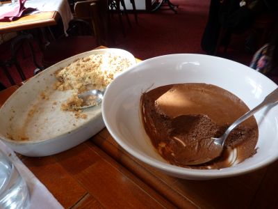 Deux gros plats de dessert, crumble et mousse au chocolat