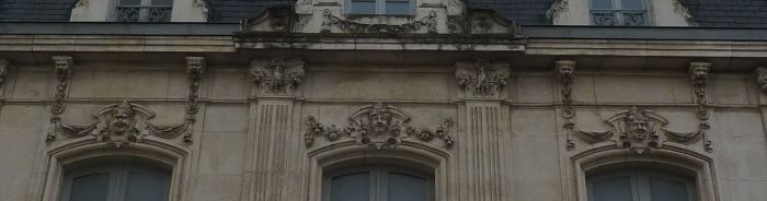 Poitiers, l'ancien cercle industriel, les clefs et les modillons du dernier niveau, ornés de masques