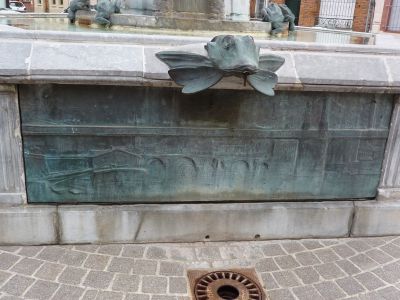 Toulouse, fontaine Belle Paule, un relief en bronze avec paysage urbain