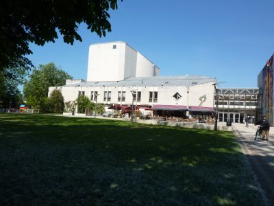 le moulin du Roc et la médiathèque de Niort, la façade vers la Sèvre