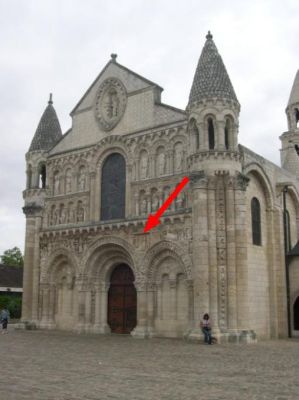 Façade de Notre-Dame-la-Grande à Poitiers, la Visitation, positionnement sur la façade