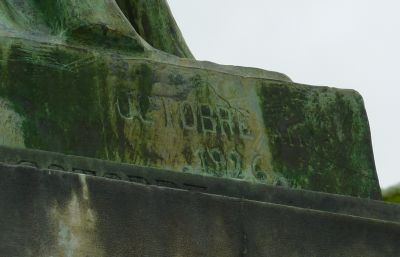 La Victoire d'Aimé Octobre à Angles-sur-l'Anglin, dans la Vienne, vue de la signature