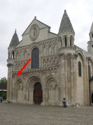 Position de Nabuchodonosor sur la façade de Notre-Dame-la-Grande à Poitiers