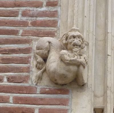 Toulouse, musée Saint-Raymond, façade antérieure, fenêtre 1, détail