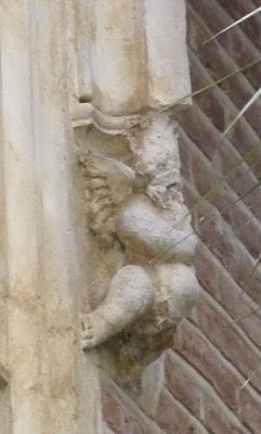 Toulouse, musée Saint-Raymond, façade antérieure, fenêtre 3, détail