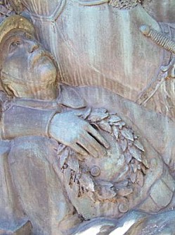 Monument aux morts de Briey, 4, la couronne