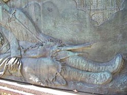 Monument aux morts de Briey, 6, les pieds