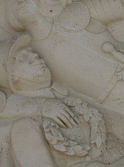 Le monument aux morts de Sommières-du-Clain, 4, la couronne