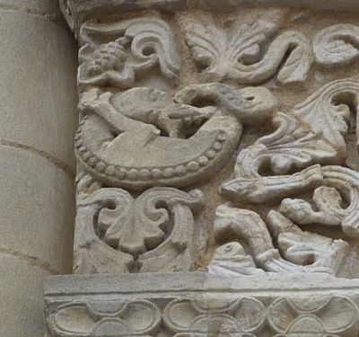 Façade de Notre-Dame-la-Grande à Poitiers, un dragon du deuxième niveau
