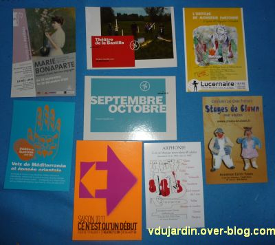 Envoi de Capucine O, octobre 2010, 3, des cartes à publicité colorées