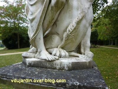 Poitiers, le lion amoureux de Maindron dans le parc de Blossac, 4, le socle, la signature, les pieds