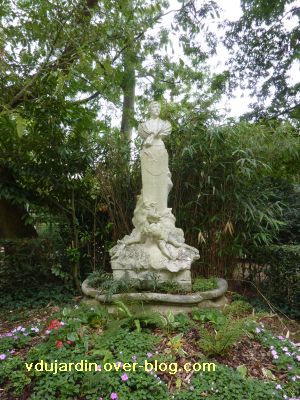 Poitiers, parc de Blossac, le monument à Perrault par Sudre, 1, vue générale