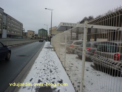 Poitiers, 18 décembre 2010, honte au garage Renault, ça glisse, ils oublient de déneiger...