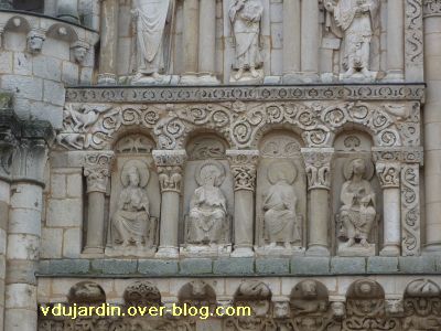 Poitiers, façade de Notre-Dame-la-Grande, les apôtres, 4, quatre apôtres en bas à gauche