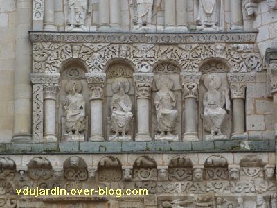 Poitiers, façade de Notre-Dame-la-Grande, les apôtres, 5, quatre apôtres en bas à droite