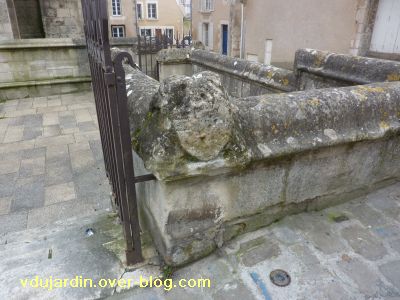 Poitiers, le parvis de Sainte-Radegonde, 4, une entrée à l'ouest