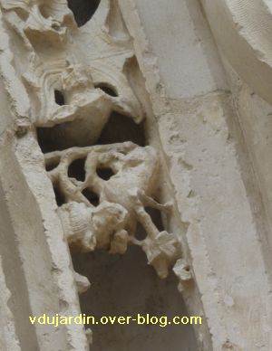 Poitiers, portail de Sainte-Radegonde, rouleau externe, 7, sixième singe