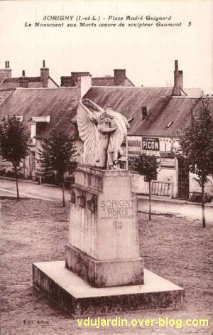 Le monument aux morts de Sorigny par Gaumont, carte postale ancienne, 3, vu de trois quarts