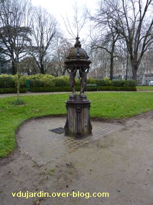 Toulouse, fontaine Wallace du Grand-Rond, 1, vue de loin