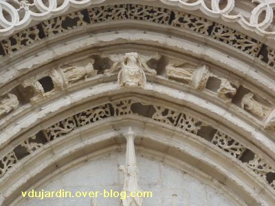 Poitiers, portail de Sainte-Radegonde, 1, la clef de voûte