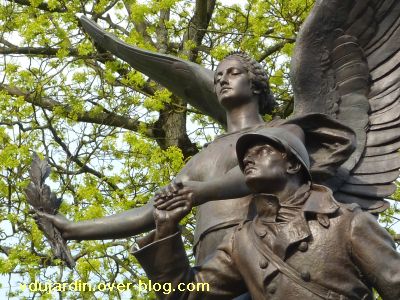 Poitiers, le monument aux morts de 1914-1918, 4, les têtes de la Victoire et du soldat