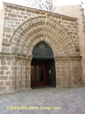 Confolens, l'église Saint-Maxime, 1, le portail occidental