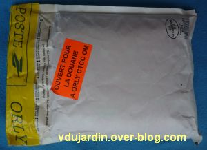 Cadeau reçu de Léti en mai 2011, 1, l'enveloppe ouverte par la douane