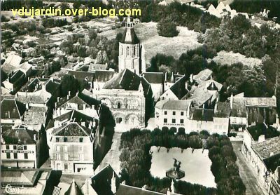 Le monument aux morts de Civray par Eugène Bénet, 3, vue aérienne sur une carte postale (vers 1950)