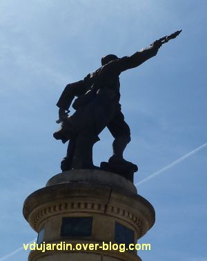 Le monument aux morts de Civray par Eugène Bénet, 6, de profil à contrejour