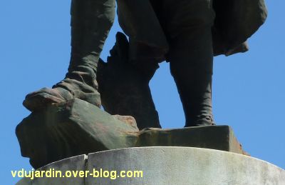 Le monument aux morts de Civray par Eugène Bénet, 7, les pieds