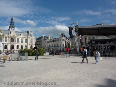 Poitiers, le 21 juin 2011, 4, à 18h, le public massé à l'ombre