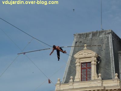 Poitiers, le 21 juin 2011, 8, le funambule allongé sur son fil
